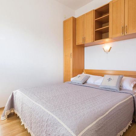 1 Bedroom Stunning Apartment In Makarska Bagian luar foto