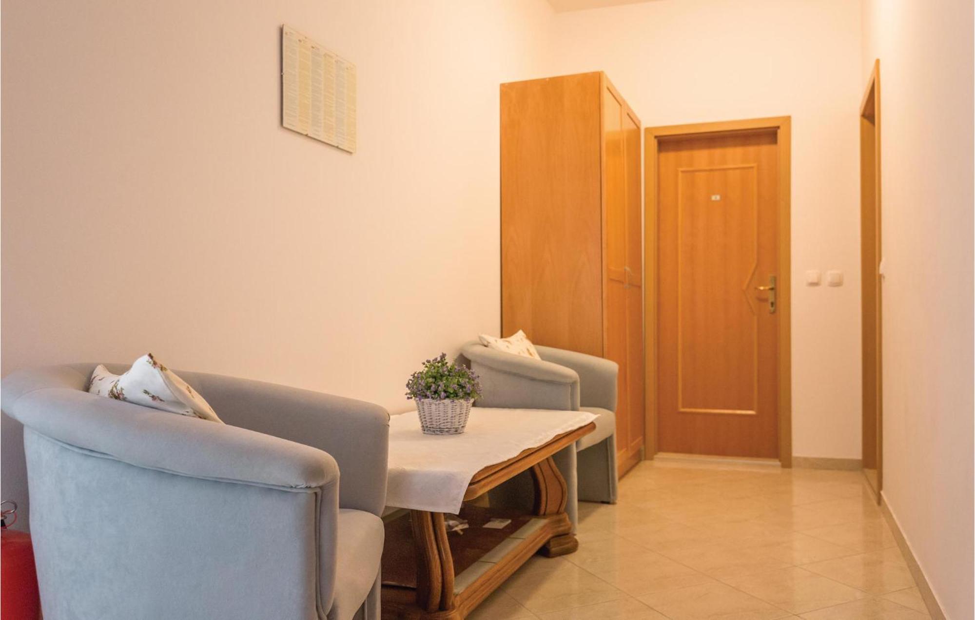 1 Bedroom Stunning Apartment In Makarska Bagian luar foto