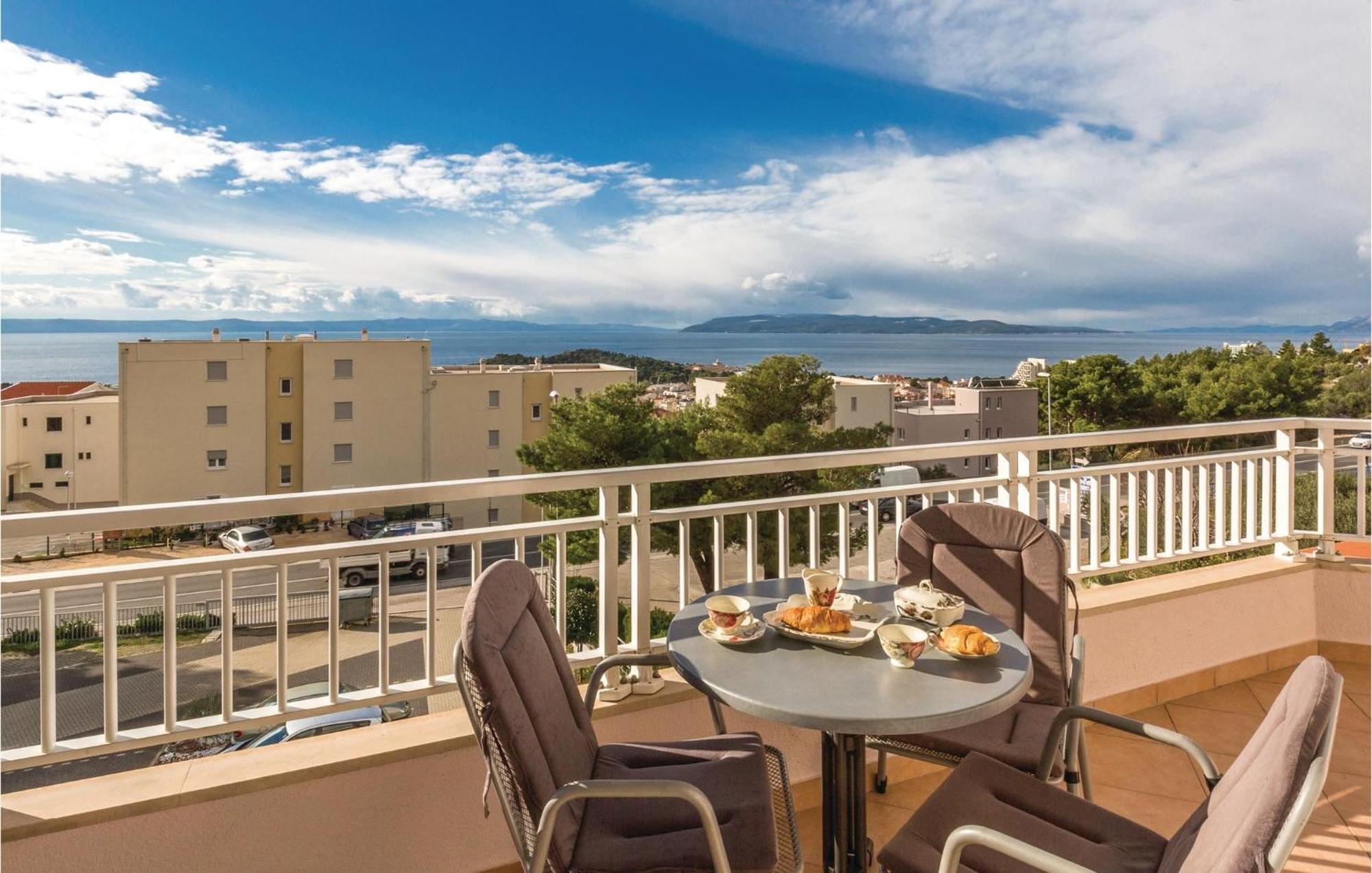 1 Bedroom Stunning Apartment In Makarska Bagian luar foto