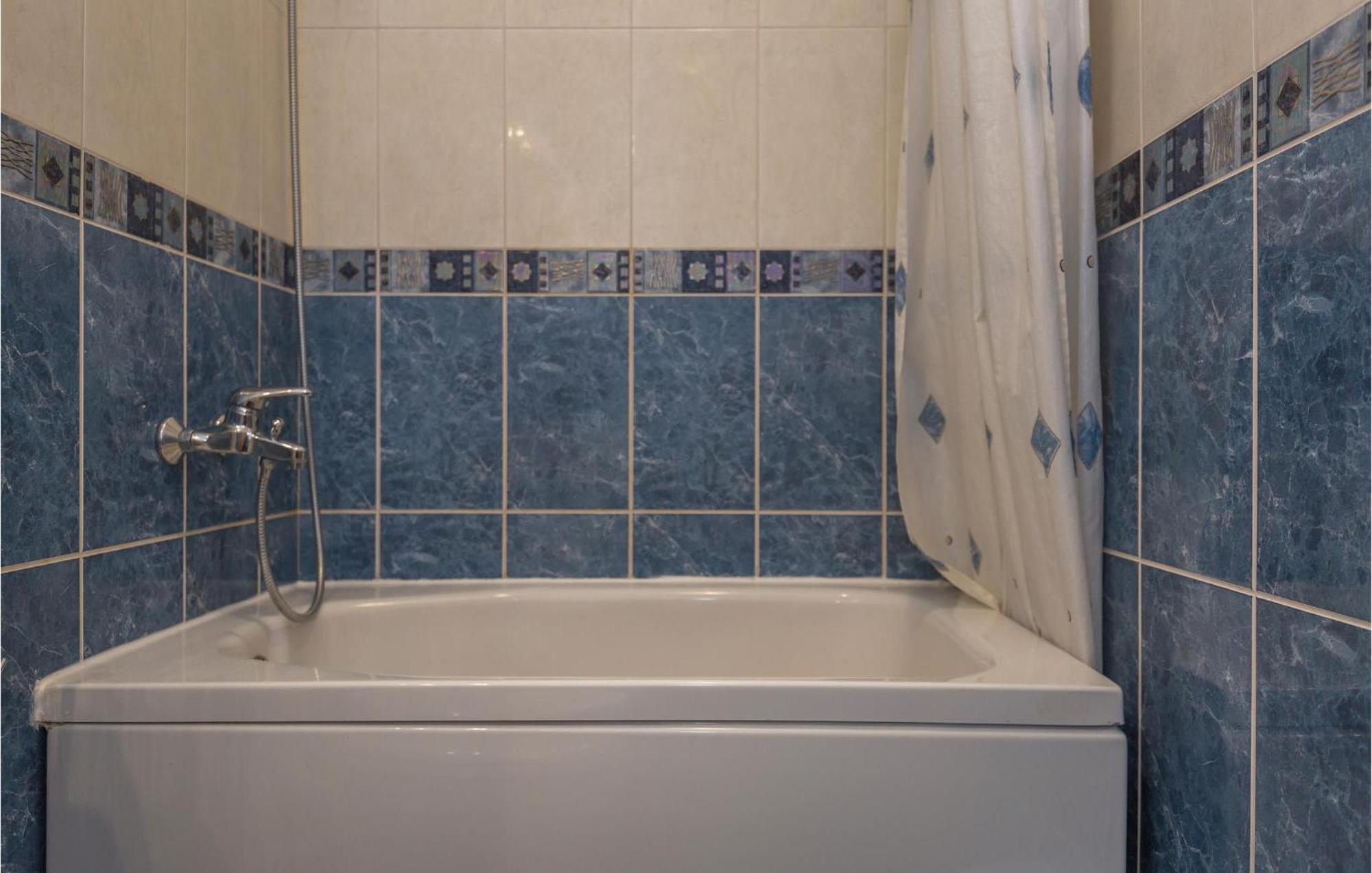 1 Bedroom Stunning Apartment In Makarska Bagian luar foto