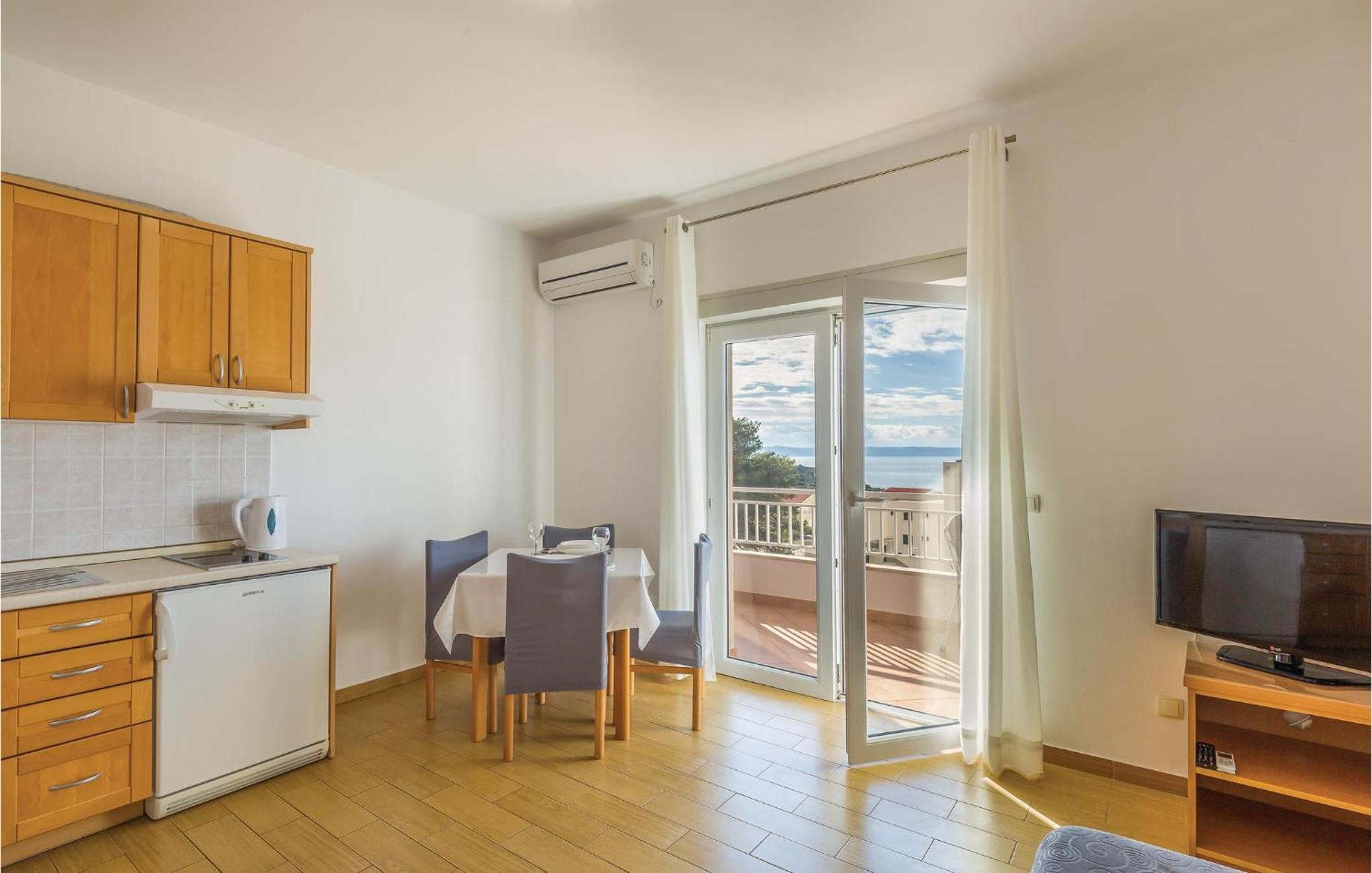 1 Bedroom Stunning Apartment In Makarska Bagian luar foto